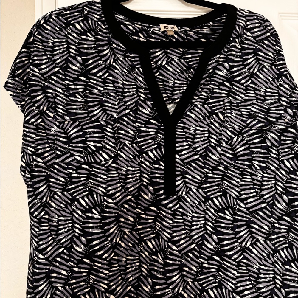 Used! Black & White Patterned Women's V-Neck Top
